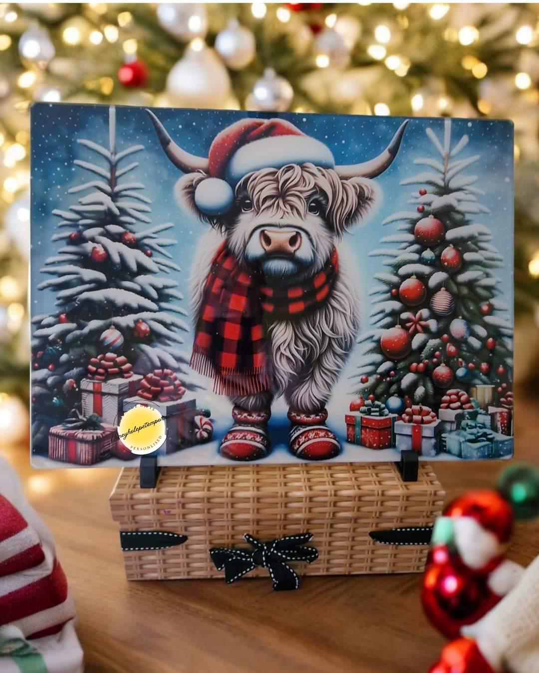 Festive Highland Cow Christmas Glass Art: Scottish Winter Decor
