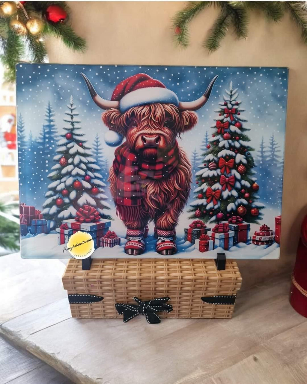 Christmas Highland Cow Glass Chopping Board – Festive Scottish Decor